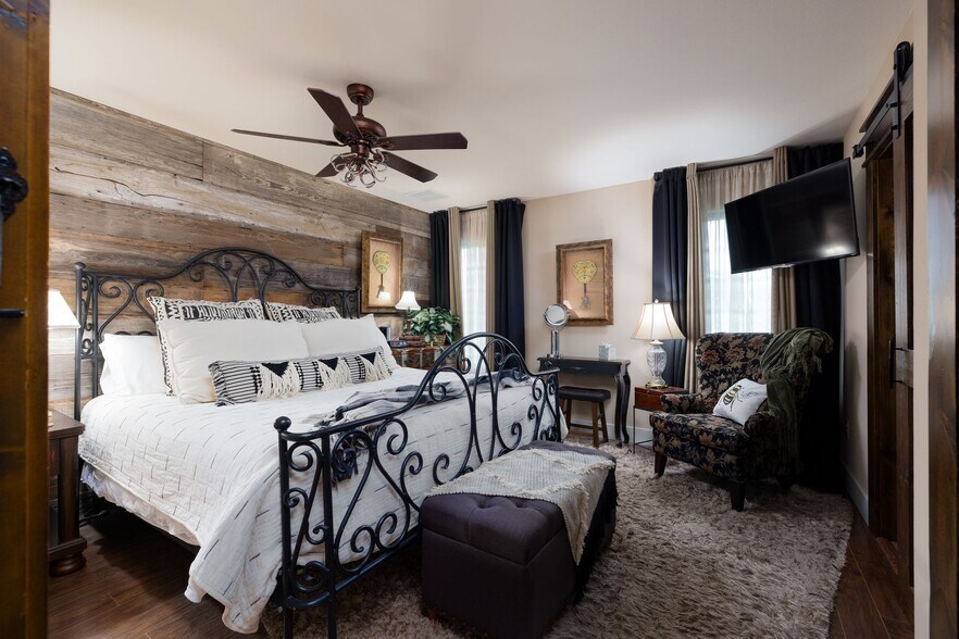 More Photos Of 504 Tivy St, Kerrville Flex For Sale