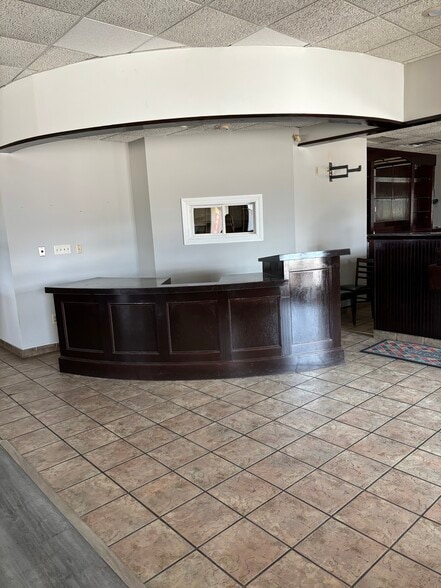 More Photos Of 210 N Lewis Ave, Oglesby Restaurant For Lease