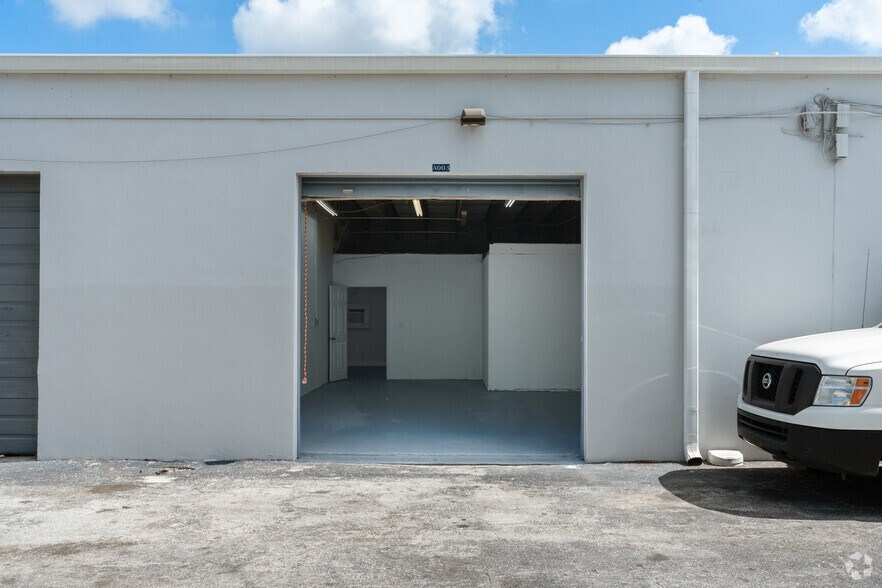 More Photos Of 3161-3181 NE 5th Ave, Oakland Park Warehouse For Lease