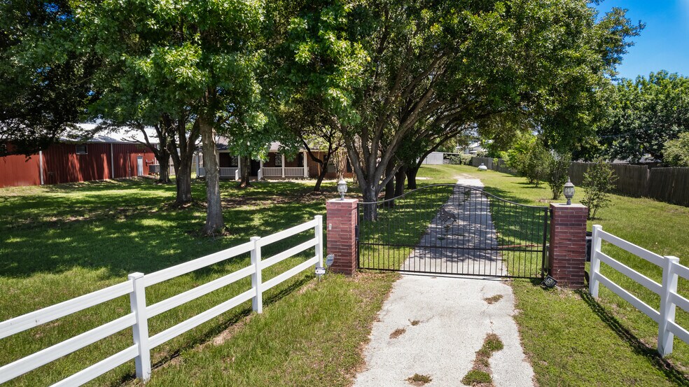 More Photos Of 20240 Cypress Rosehill Rd, Tomball Office Residential For Lease