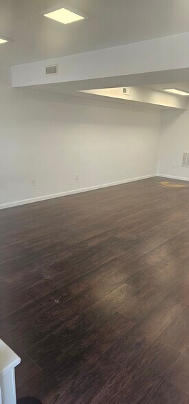 More Photos Of 711 N Main St, Pleasantville General Retail For Lease