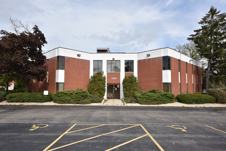 More Photos Of 7400 W Brown Deer Rd, Milwaukee Office For Sale