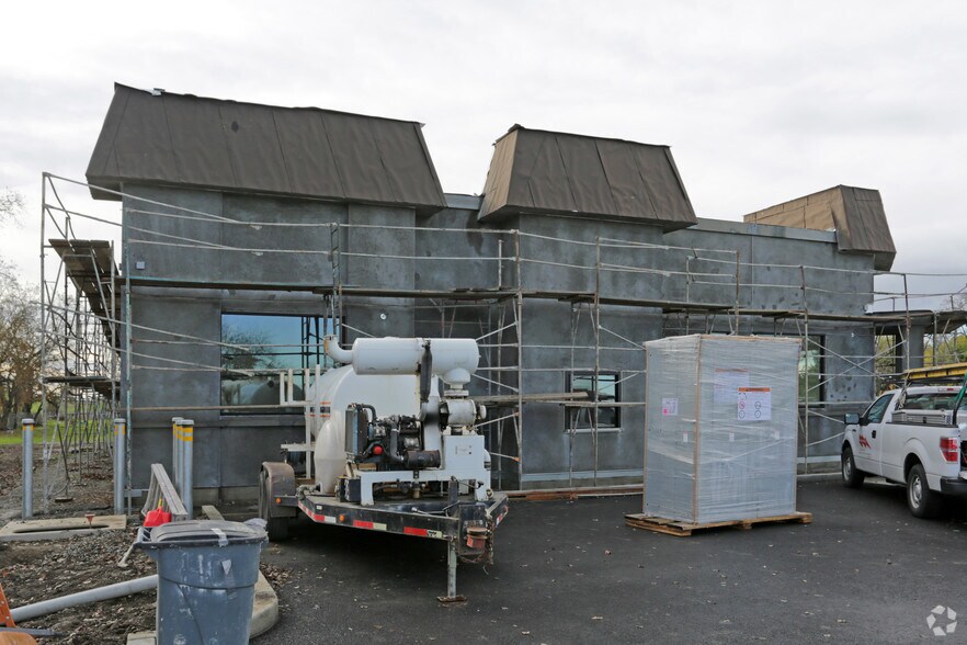 More Photos Of 1490 E Main St, Woodland Freestanding For Lease