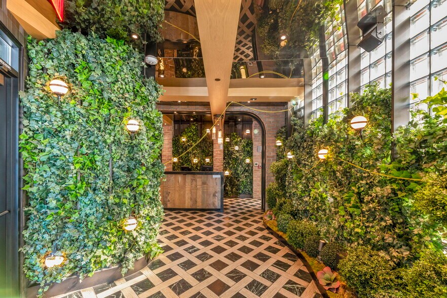 More Photos Of 650 N La Cienega Blvd, West Hollywood Restaurant For Lease