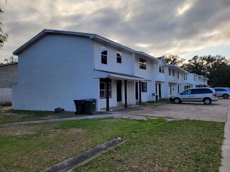 Primary Photo Of 1201-1281 W Maxwell St, Pensacola Apartments For Sale