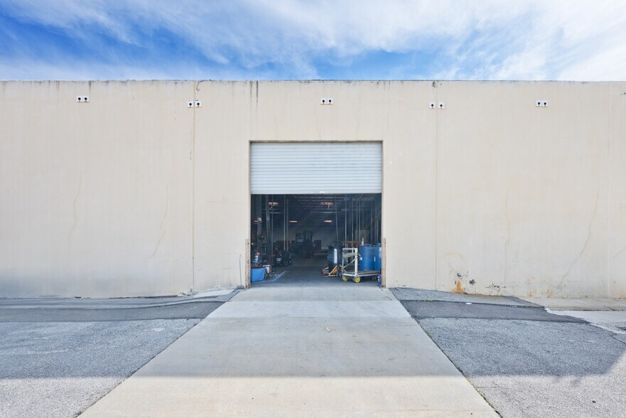 More Photos Of 4916 Cecilia St, Cudahy Warehouse For Sale