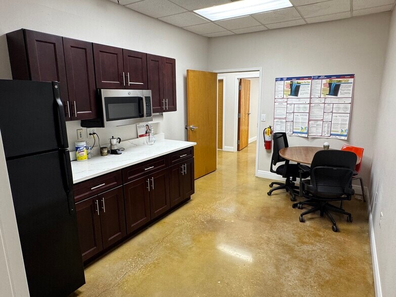 More Photos Of 4951 E Adamo Dr, Tampa Showroom For Lease