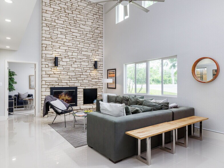 More Photos Of 1115 W Slaughter Ln, Austin Office Residential For Lease