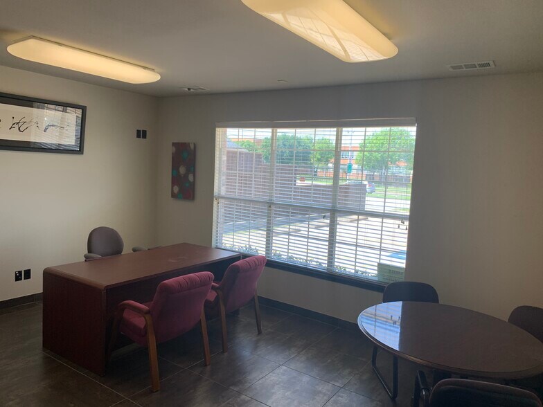 More Photos Of 2920 Inwood Rd, Dallas Office For Sale