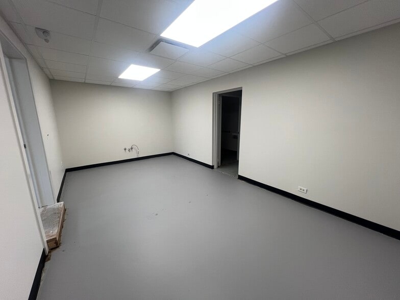 More Photos Of 2121 Meridian Ave, Huntsville Flex For Lease