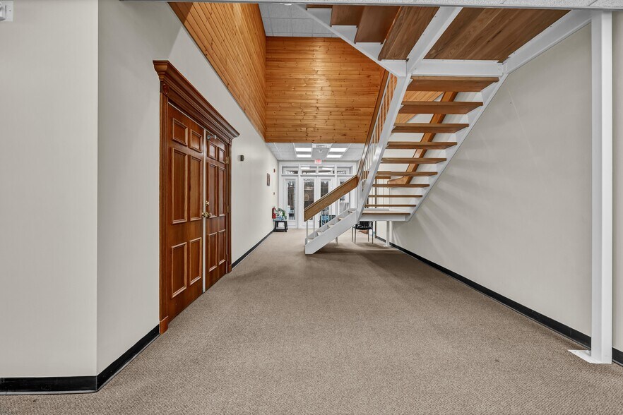 More Photos Of 11 Mile Hill Rd, Newtown Office For Lease