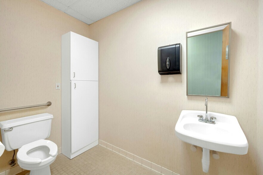 More Photos Of 970 N Broadway, Yonkers Medical For Lease