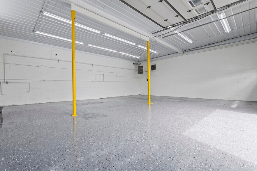 More Photos Of 506 N Main St, Winchester Light Distribution For Sale