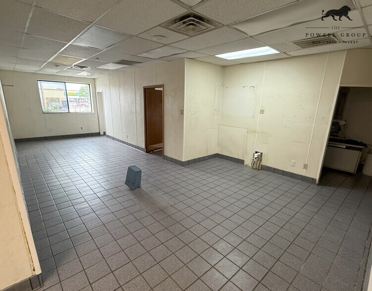 More Photos Of 7902 Slide Rd, Lubbock Veterinarian Kennel For Lease