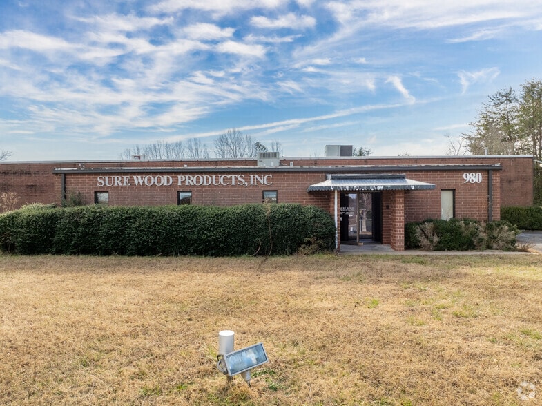 More Photos Of 980 3rd Ave SE, Hickory Warehouse For Lease