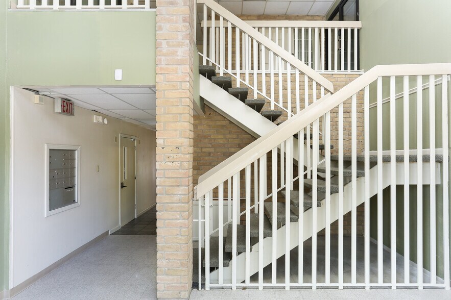 More Photos Of 4139 Gardendale St, San Antonio Office For Sale