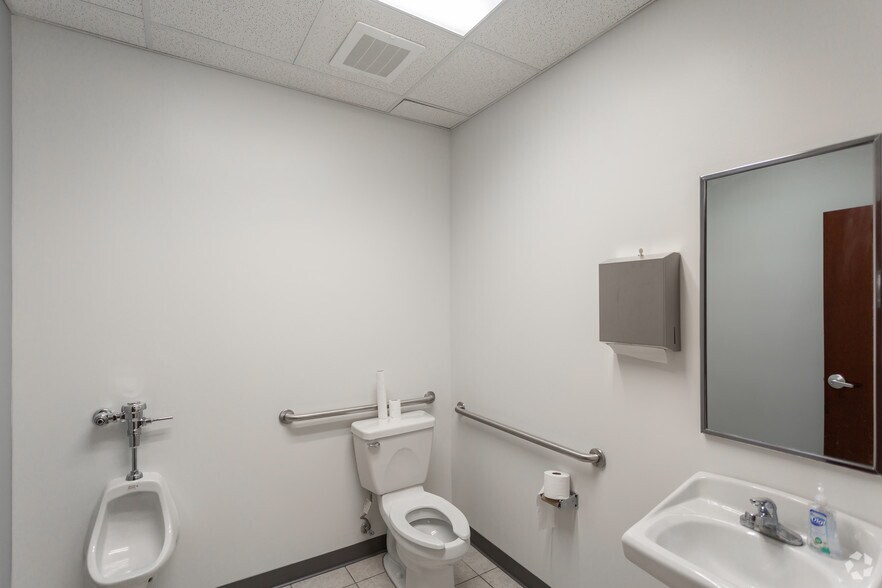 More Photos Of 9150 Harrison Park Ct, Indianapolis Light Distribution For Lease