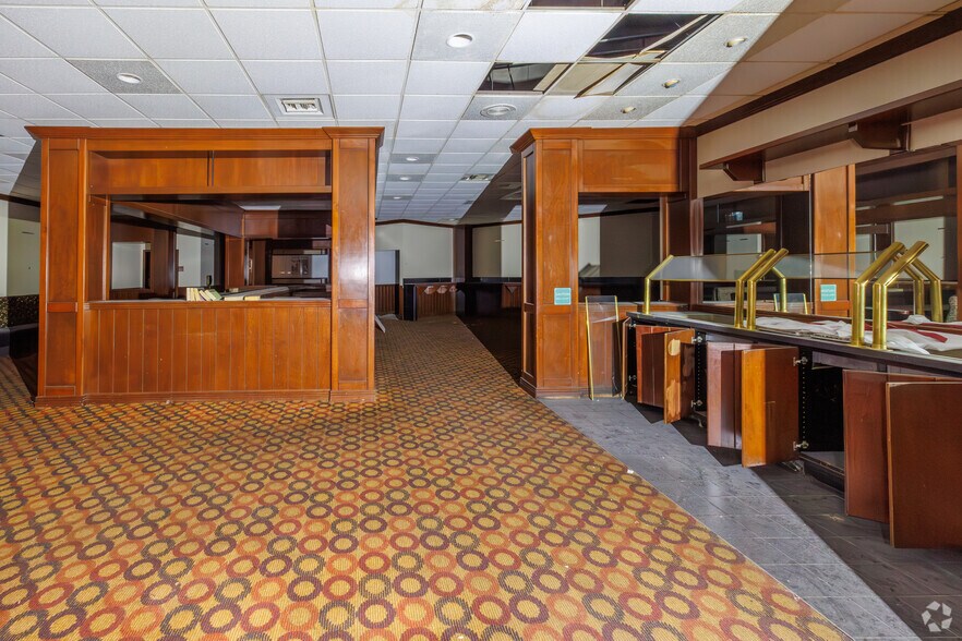 More Photos Of 700 Scott Ave, Farmington Hotel For Sale