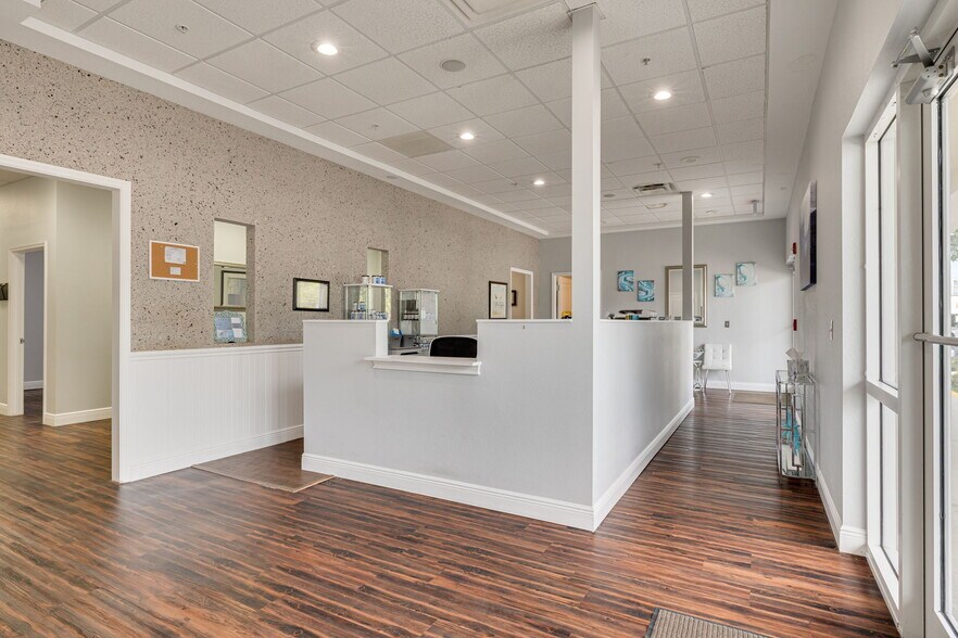 More Photos Of 1015-1033 W Bay Dr, Largo Freestanding For Lease