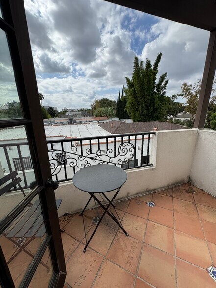 More Photos Of 1208 Poinsettia Dr, West Hollywood Apartments For Sale