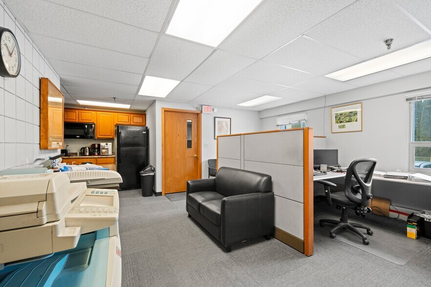 More Photos Of 815-925 E Albert Dr, Manitowoc Warehouse For Lease