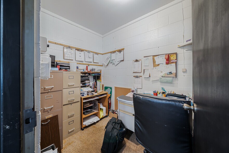 More Photos Of 689 Broadway, Berlin Restaurant For Sale