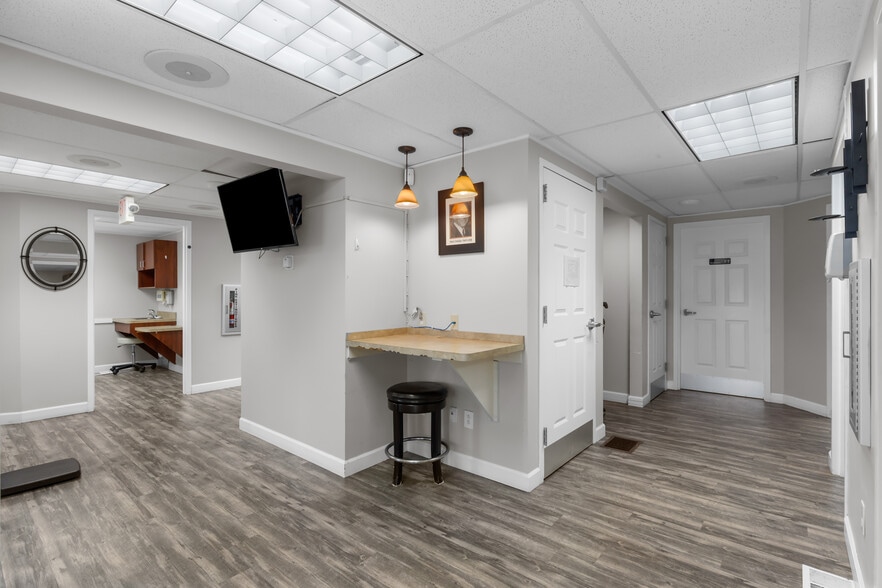 More Photos Of 10131-10137 West Florissant Ave, Saint Louis Office For Sale