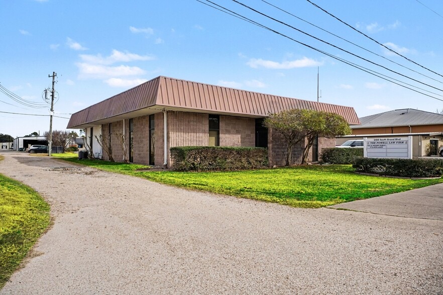 More Photos Of 2405 S Grand Blvd, Pearland Office For Sale