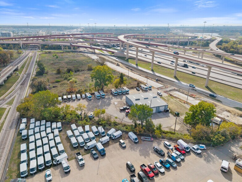 More Photos Of 2630 N Interstate 35E, Carrollton Service For Sale
