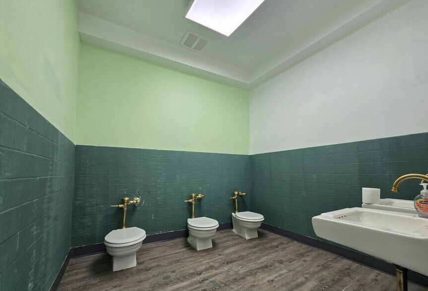 More Photos Of 175-177 S Robertson Blvd, Beverly Hills Storefront For Lease