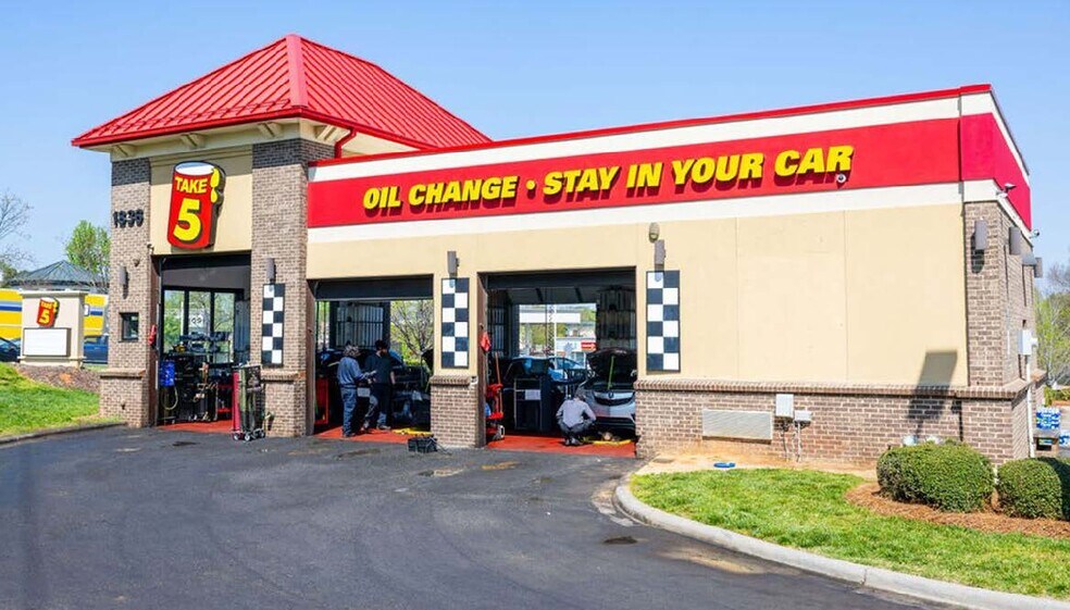 Primary Photo Of 14614 Plank Rd, Baker Auto Repair For Sale
