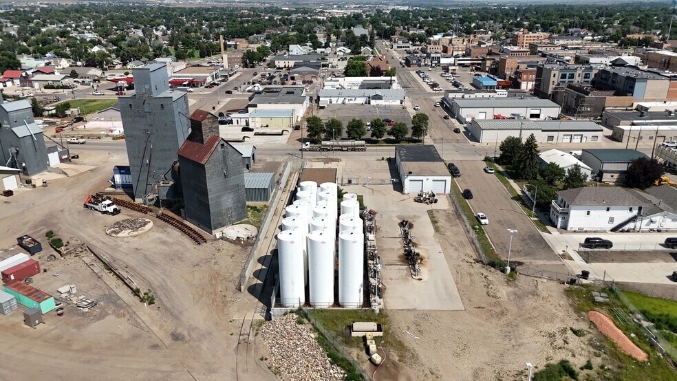 More Photos Of 103 1st St W, Williston Flex For Sale