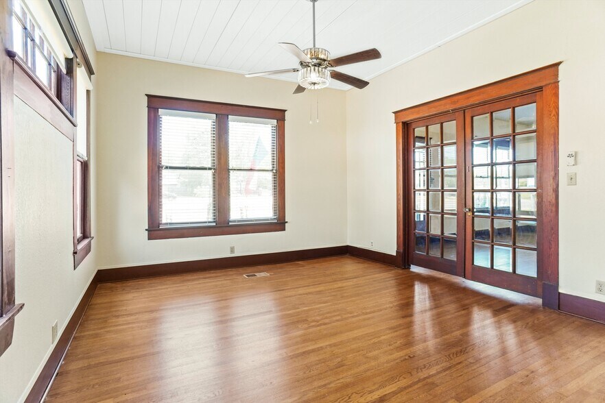 More Photos Of 1116 Lamar Ave, Paris Office For Sale