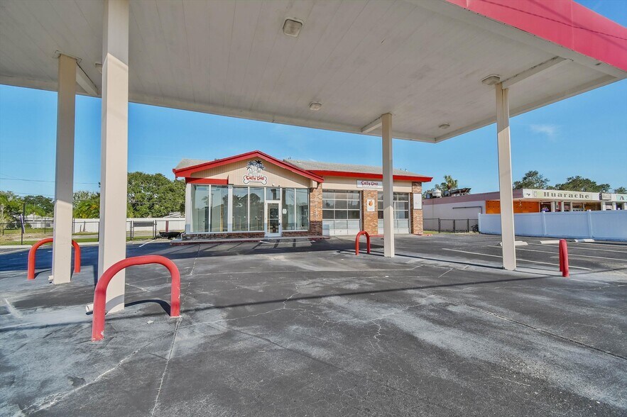 More Photos Of 2000 Bayshore Blvd, Dunedin Bar For Sale