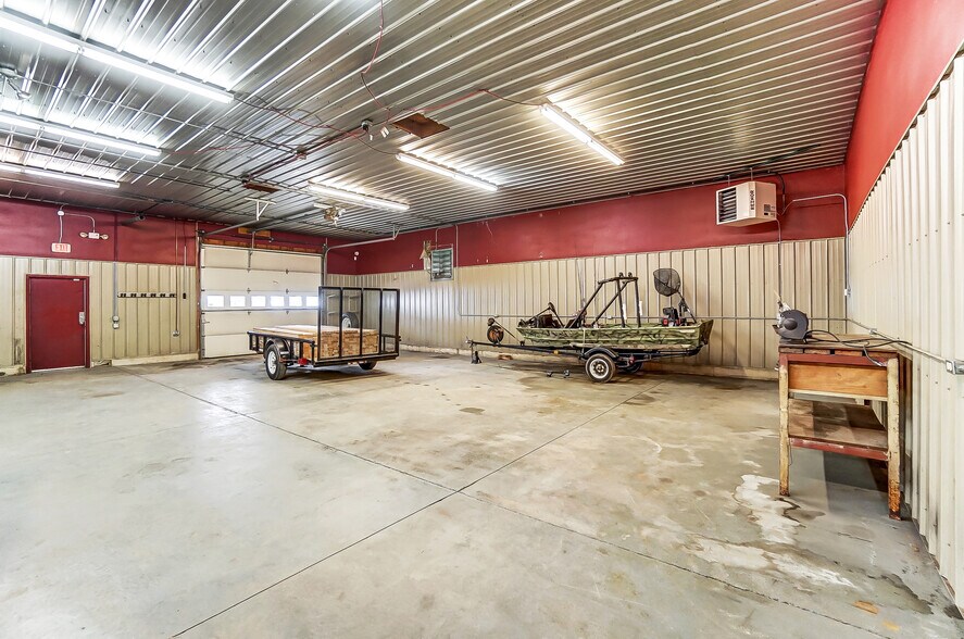 More Photos Of 20660 W Bowling Green Road, Weston Auto Repair For Lease