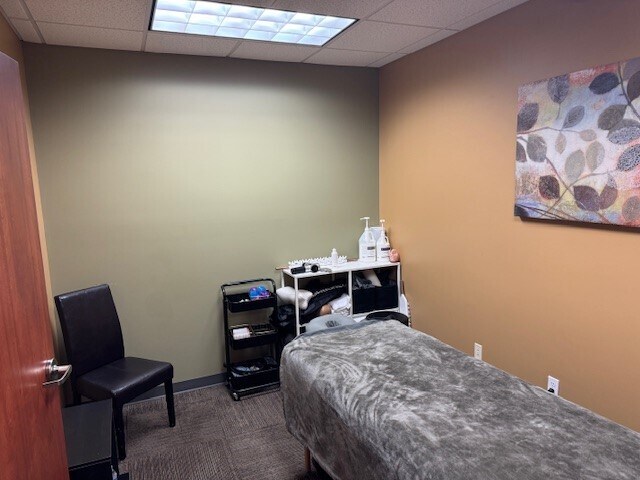 More Photos Of 401 N Keller Dr, Effingham Storefront Retail Office For Lease