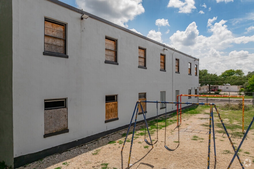 More Photos Of 910 Manor Dr, San Antonio Storefront For Lease