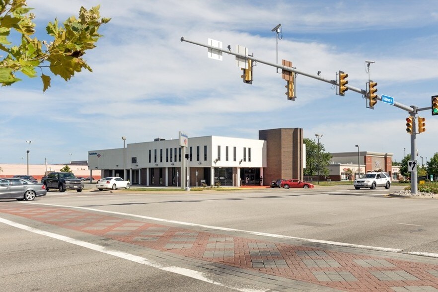 More Photos Of 2030 Coliseum Dr, Hampton Bank For Lease