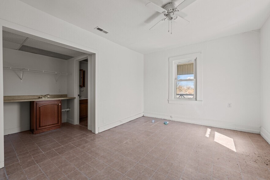 More Photos Of 421 Vine St, Eden Hotel For Sale