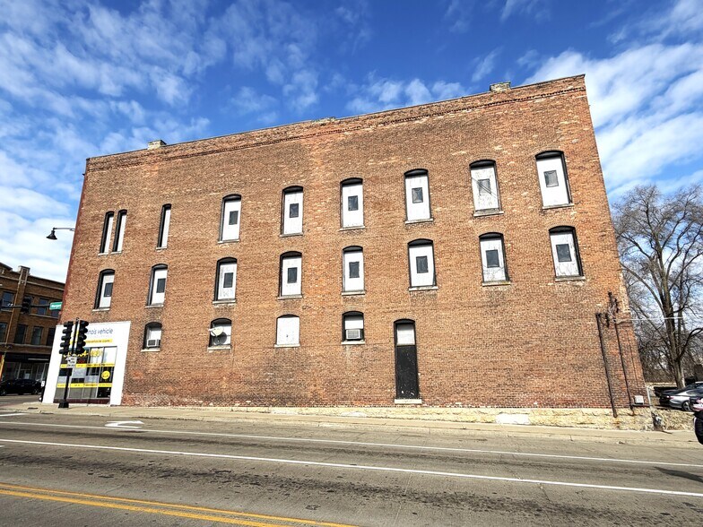 More Photos Of 1030 S Main St, Rockford Loft Creative Space For Sale