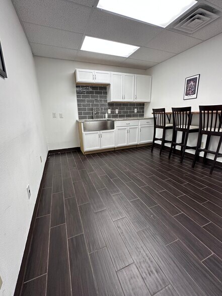 More Photos Of 1119 Fresno St, San Antonio Light Manufacturing For Sale