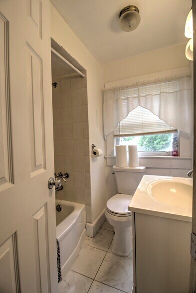 More Photos Of 944 E Silver Springs Blvd, Ocala Office For Sale