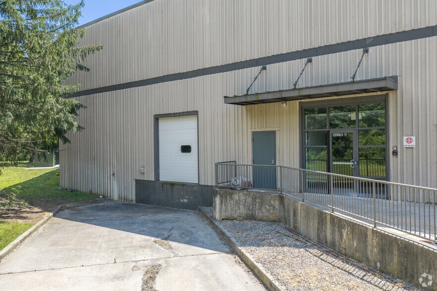 More Photos Of 400 Cabot Dr, Hamilton Distribution For Lease