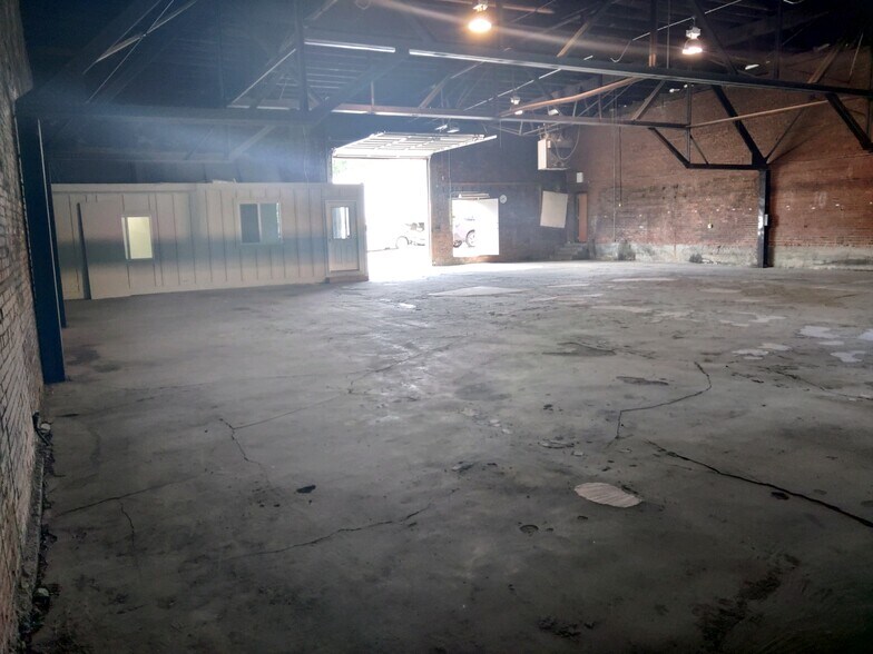 More Photos Of 625 S Willis Ave, Independence Warehouse For Sale