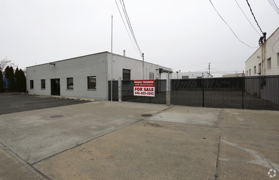 More Photos Of 84 Toledo St, Farmingdale Warehouse For Lease