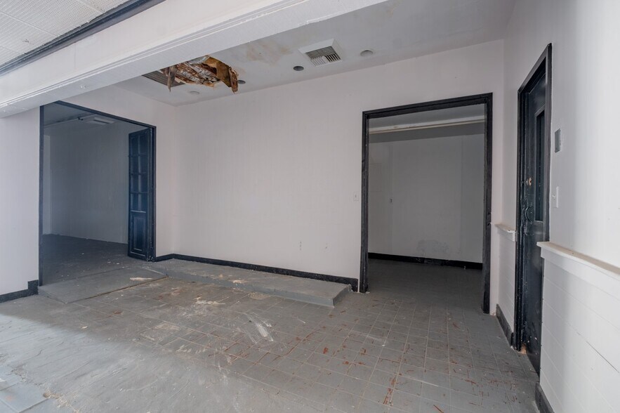 More Photos Of 16955 Sherman Way, Van Nuys Freestanding For Lease