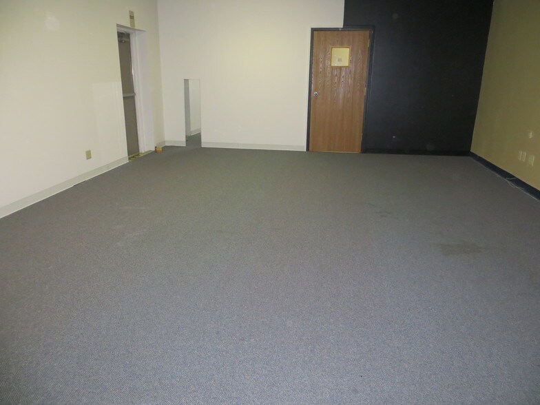 More Photos Of 4214 Fleur Dr, Des Moines General Retail For Lease