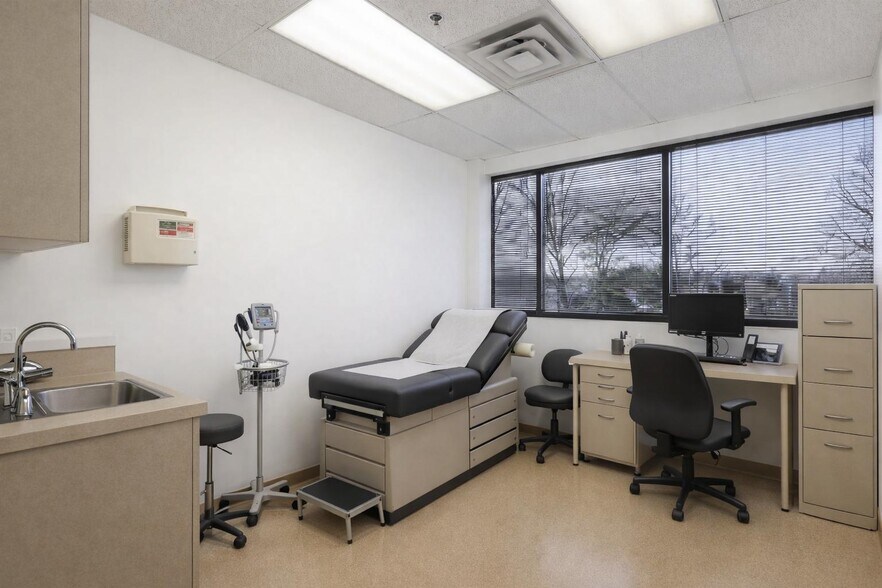 More Photos Of 50 Franklin Ln, Manalapan Township Office For Lease