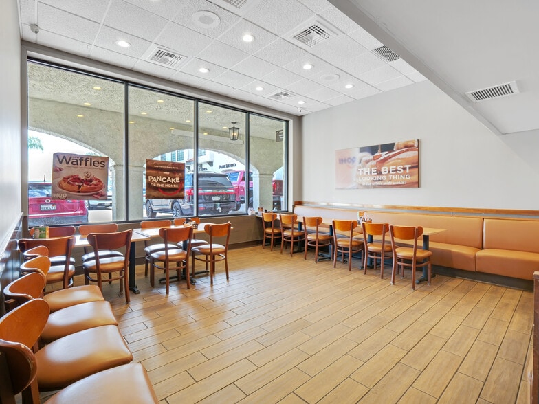 More Photos Of 19100 Ventura Blvd, Tarzana Storefront Retail Office For Lease