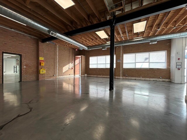 More Photos Of 1438-1442 W Fulton St, Chicago Warehouse For Sale